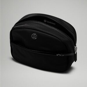Lululemon City Essentials Pouch 2L